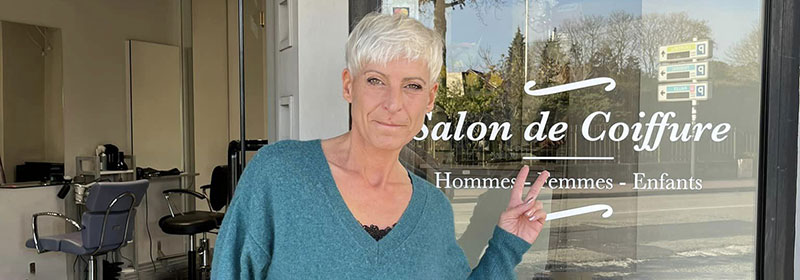 Cliente devant le salon Sima Coiffure à Limoges